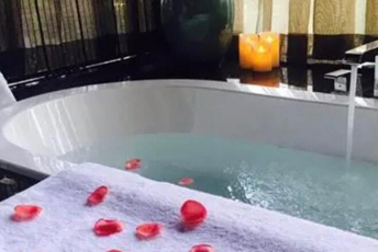 青岛市北区水疗池中的失重冥想：当身体学会漂浮